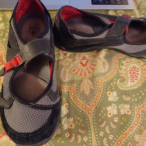 Ahnu size 39.5 9 grey gray black comfort shoes loafers flats